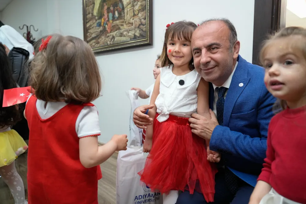 Minik Öğrenciler Rektörlük Koltuğuna Oturdu