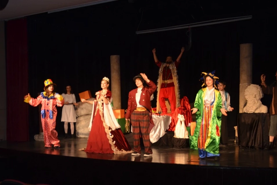 “Midas’ın Kulakları” tiyatrosu çocuklardan tam not aldı