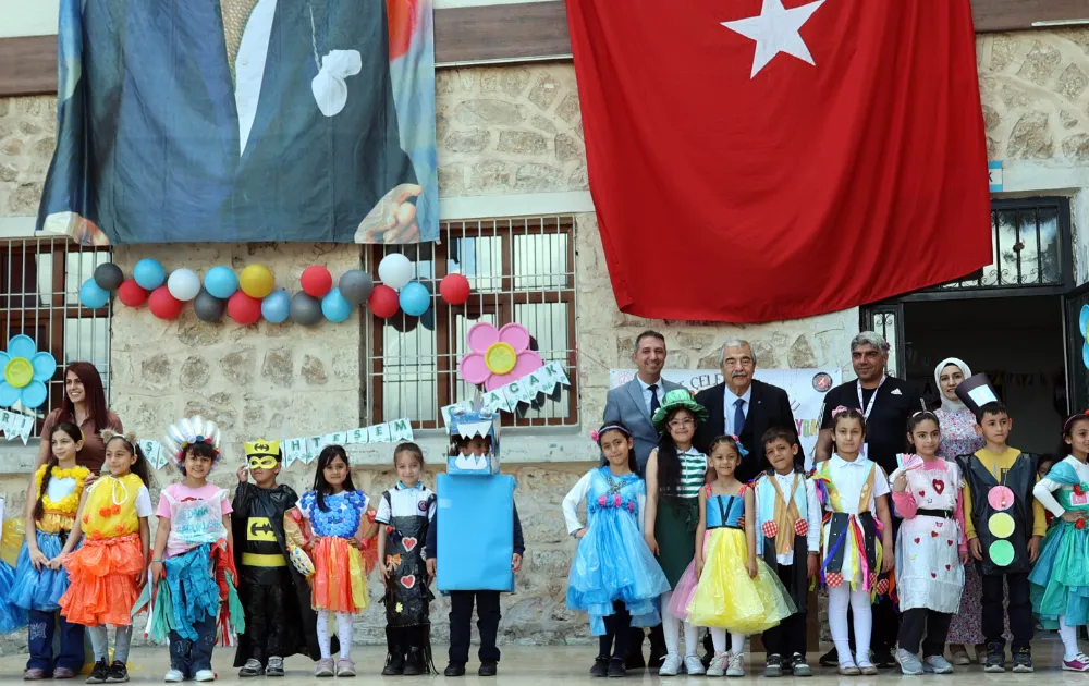 ABDULKADİR KONUKOĞLU MEZUN OLDUĞU İLKOKULDA