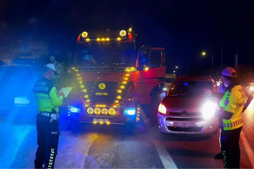 2025’te standart dışı far kullanan 26 bin 822 sürücüye ceza!