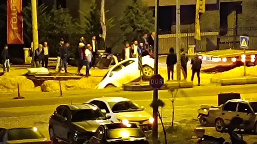 Adıyaman’da Otomobil Yol Çukuruna Düştü: 2 Yaralı