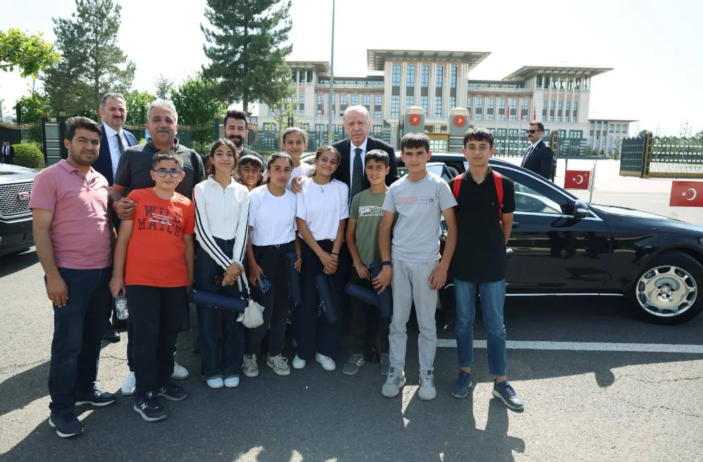 Cumhurbaşkanı Erdoğan, Adıyaman’da 15 Temmuz Şehitler Anıtı’nı Ziyaret Eden Çocuklarla Buluştu