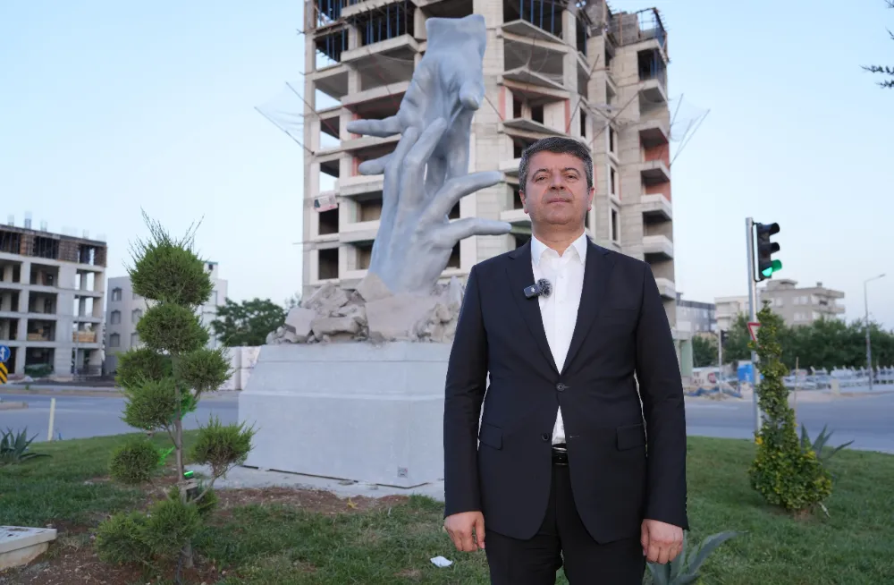 Adıyaman Belediyesi, 6 Şubat’taki yardımlaşmayı ‘Dayanışma Eli Anıtı’ ile ölümsüzleştirdi