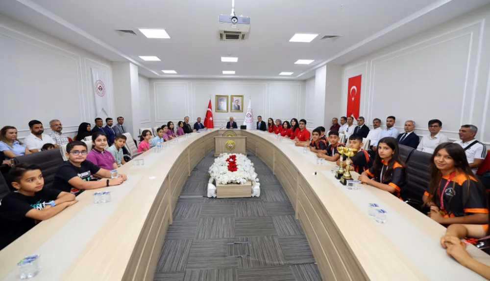 Vali Varol ve Milletvekilleri, Başarılı Öğrencilerle Bir Araya Geldi