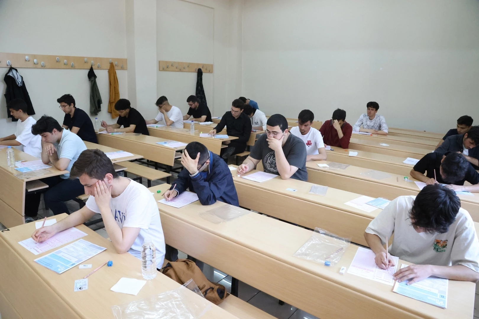 2025 YKS sınavları tamamlandı... 2,5 milyon öğrenci ter döktü