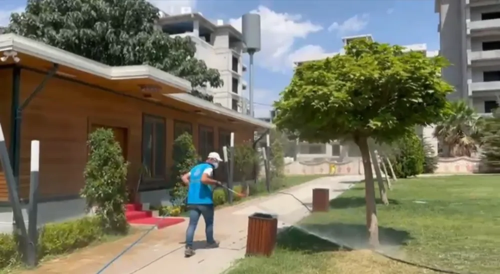 Adıyaman Belediyesinden kent merkezindeki park ve bahçelere ilaçlama çalışması