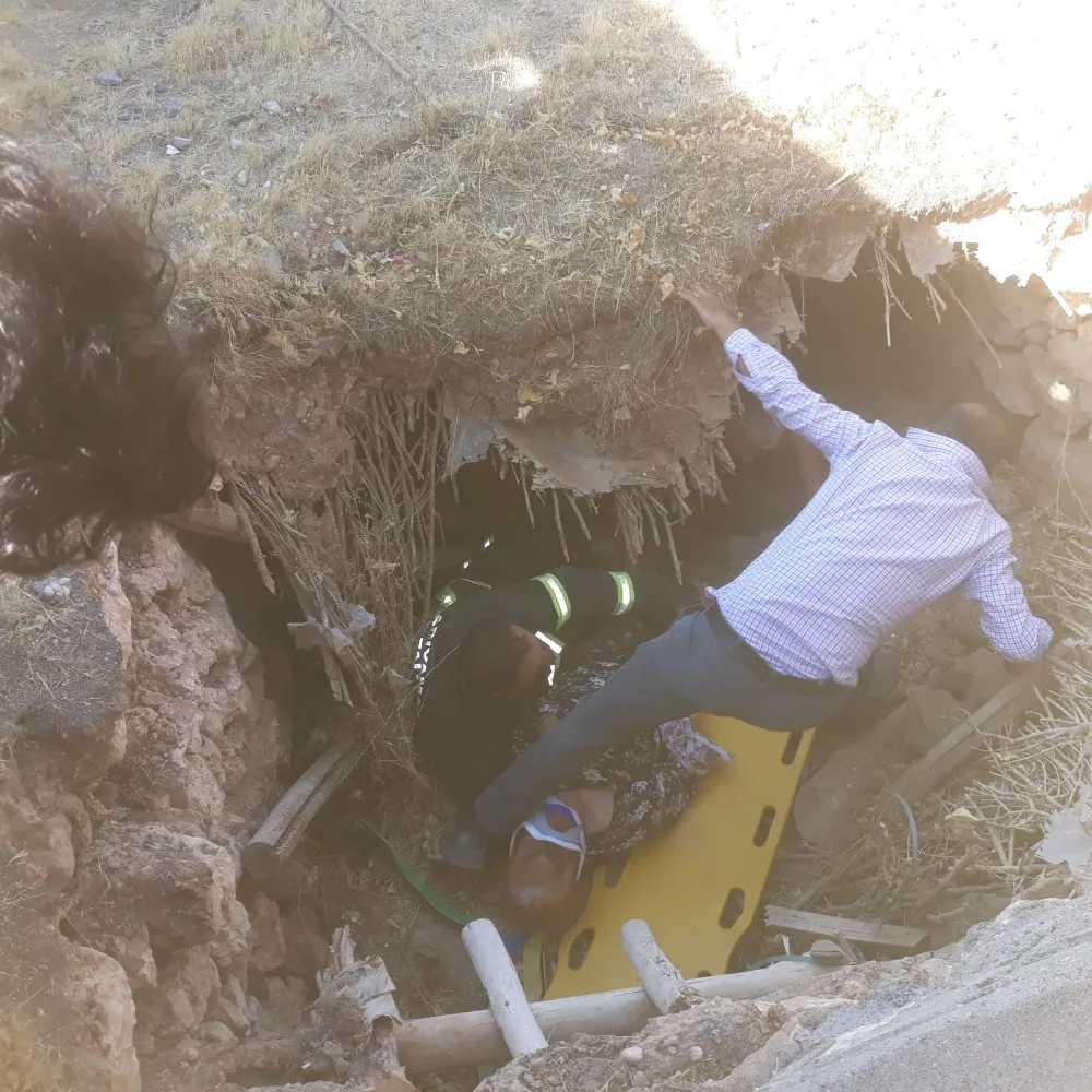 Adıyaman Belediyesi itfaiyesi yaşlı kadını göçükten kurtardı