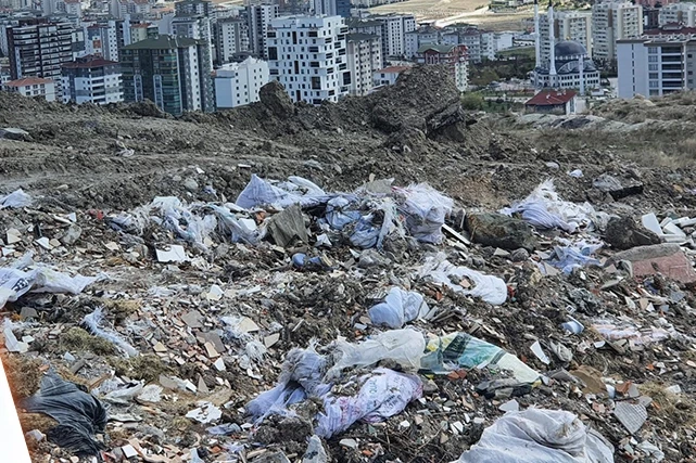 Uyarıya rağmen çöpleri toplamayan belediyeye 