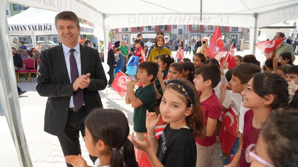 Başkan Abdurrahman Tutdere, öğrencilerin ilk ders zili heyecanına ortak oldu
