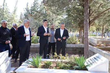 İshak Şan Babasının Kabri Başında Dua Etti