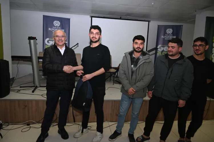 Malatya'da Başkan Er, öğrencilere gençlik yatırımlarını tanıttı