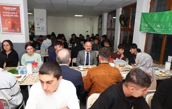 Vali Varol, Necip Fazıl Kısakürek Anadolu Lisesi’nde Öğrencilerle İftar Yaptı