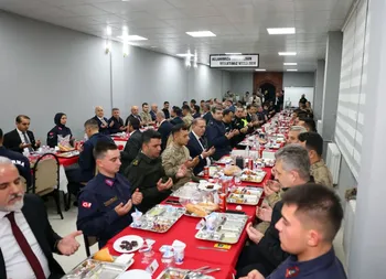 Vali Varol, Jandarma Özel Harekât Taburu’nda kahramanlarla iftar yaptı