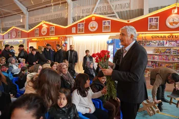 Başkan Hallaç’tan Ramazan Çarşısında Kadınlara Karanfil